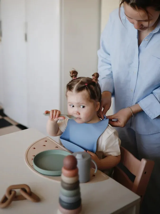 Mushie - śliniak silikonowy z kieszonką Tradewinds