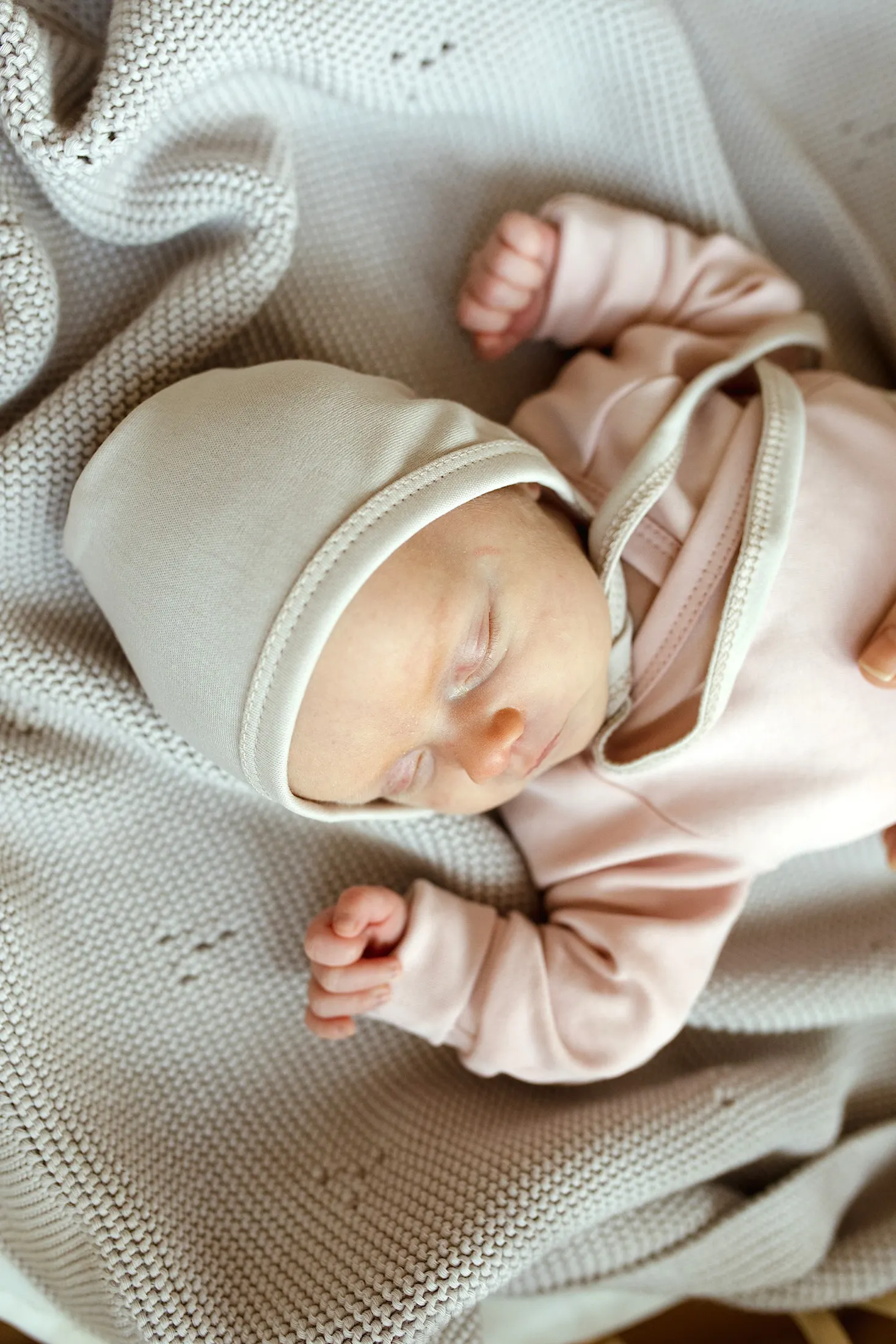 Poofi - czapka niemowlęca wiązana latte