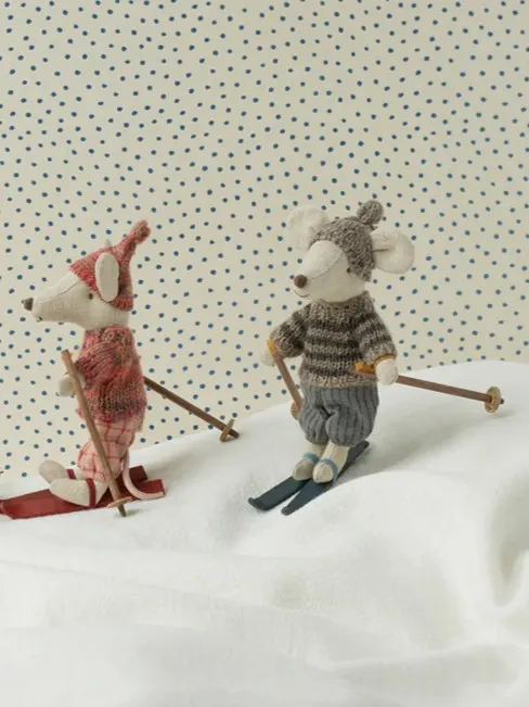 Maileg - myszka zimowa starszy brat z nartami szara Maileg - myszka zimowa starszy brat z nartami szara