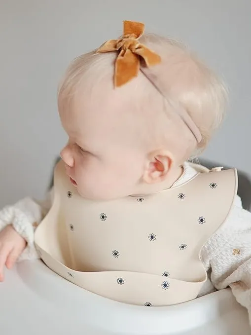 Mushie - śliniak silikonowy z kieszonką