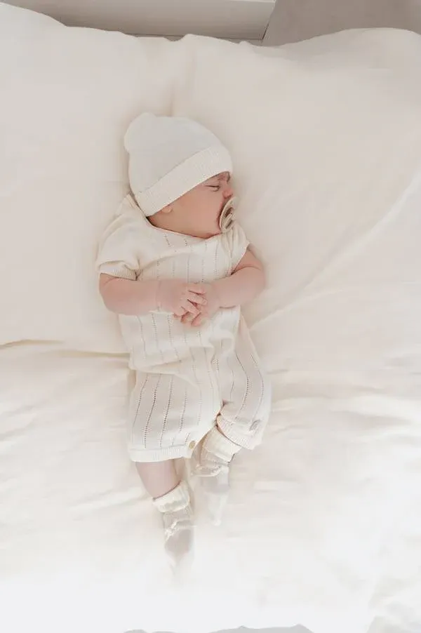 Bamboom - biały dzianinowy rampers w ażurowe paski Bamboom - biały dzianinowy rampers w ażurowe paski