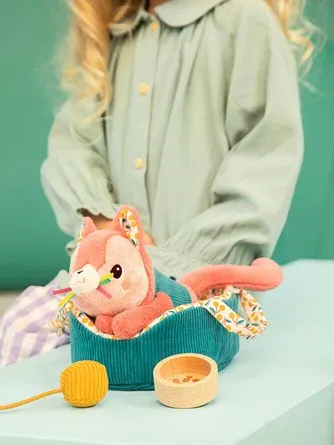 Lilliputiens - przytulanka kotek z koszyczkiem i akcesoriami Kotka Jeanne 12 m+