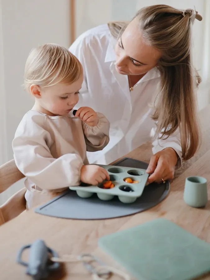 Mushie - podkładka silikonowa na stół Planety