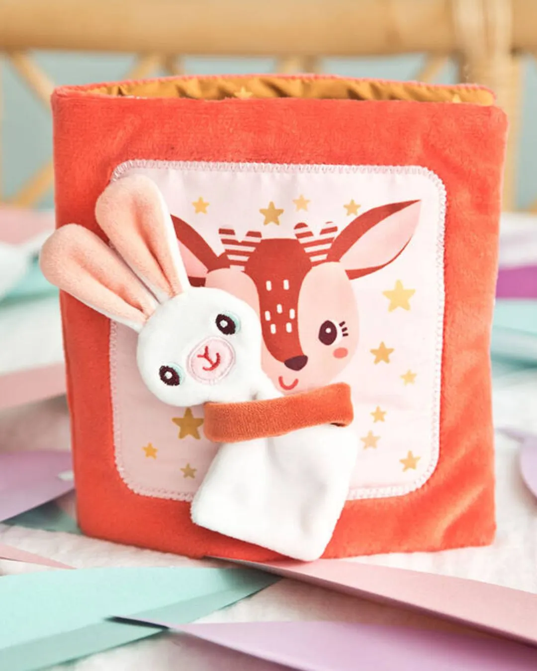 Lilliputiens - miękka książeczka aktywizująca z mini-komforterem Stella i jej przytulanka Lilliputiens - miękka książeczka aktywizująca z mini-komforterem Stella i jej przytulanka