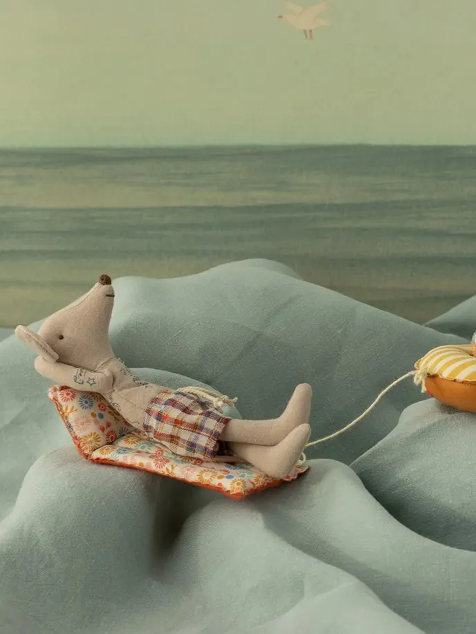 Maileg - myszka plażowa z materacem powietrznym Tata - Kwiatek Maileg - myszka plażowa z materacem powietrznym Tata - Kwiatek