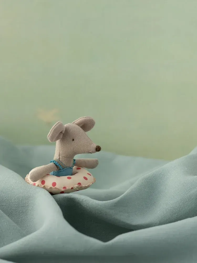 Maileg - myszka plażowa z pływakiem Mała siostra - czerwona kropka