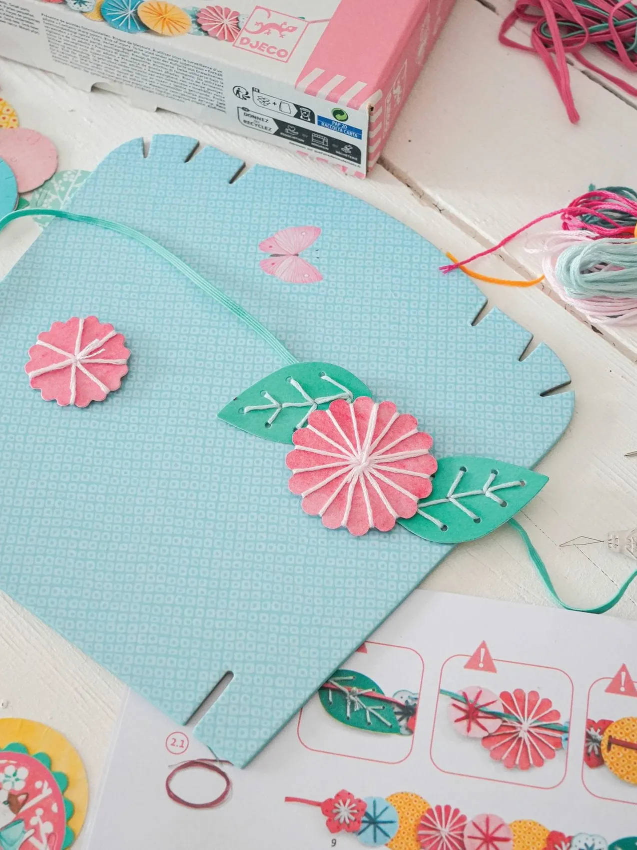 Djeco - zestaw zrób to sam - komplet biżuterii Flora Djeco - zestaw zrób to sam - komplet biżuterii Flora