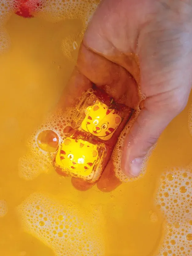 Glo Pals - kostki sensoryczne świecące w wodzie Daniel Tygrysek żółte