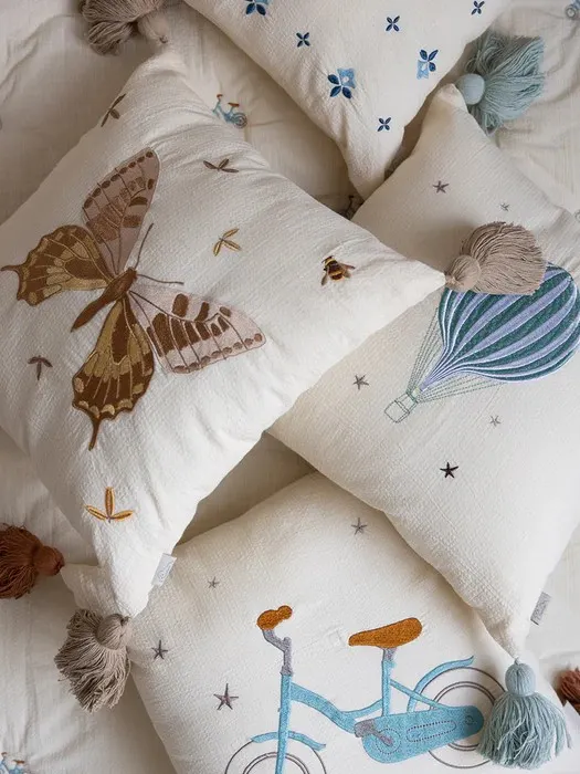 Cam Cam Copenhagen - poduszka haftowana z frędzlami OCS Butterfly Cam Cam Copenhagen - poduszka haftowana z frędzlami OCS Butterfly