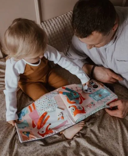 Lilliputiens - miękka książeczka aktywizująca z mini-przytulanką „Dobranoc, mały lisku” Lilliputiens - miękka książeczka aktywizująca z mini-przytulanką „Dobranoc, mały lisku”