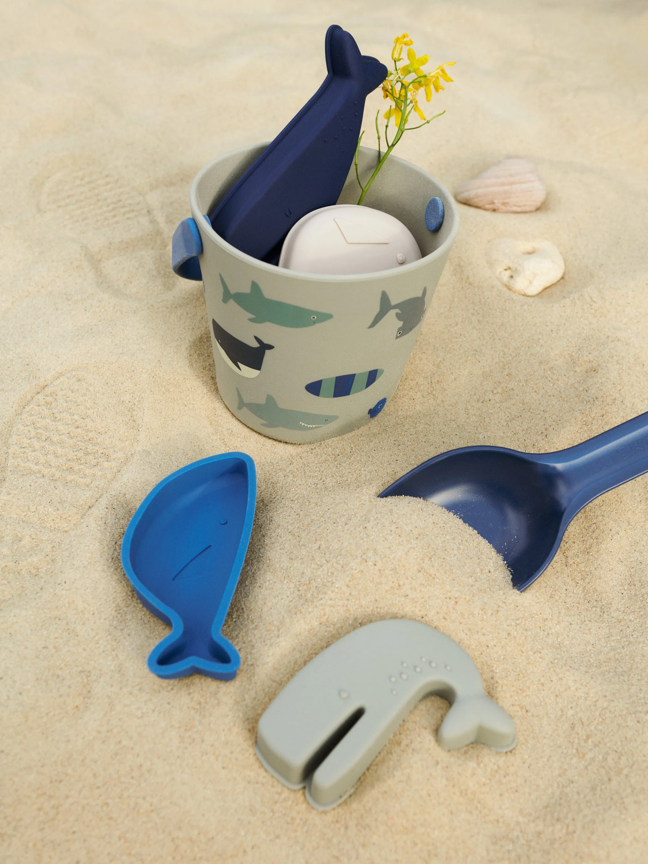 Liewood - zestaw plażowy Gilma Shark / Dove blue