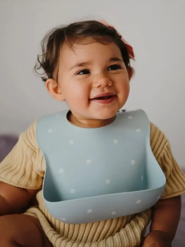 Mushie - śliniak silikonowy z kieszonką White Daisy