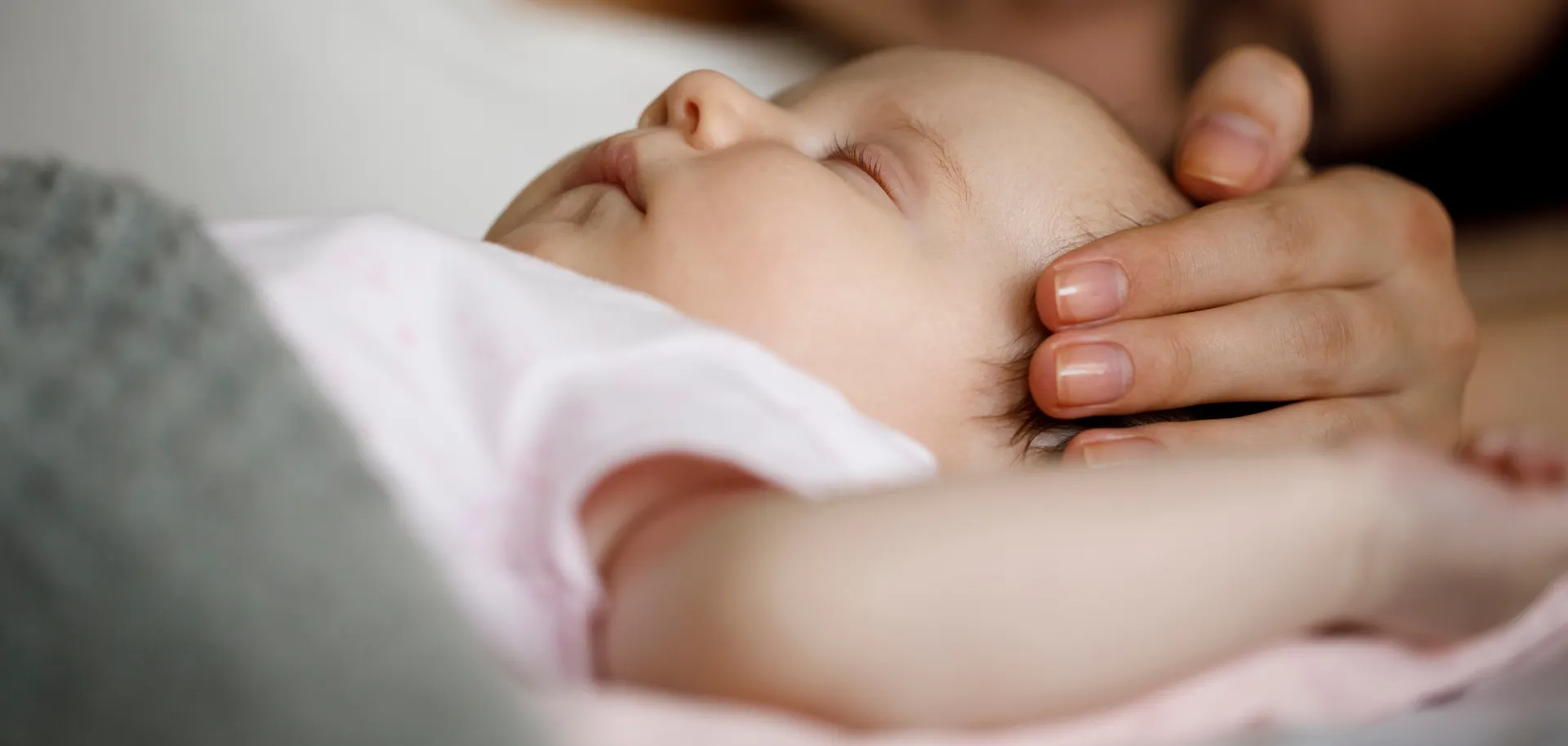 bialy-szum-dla-niemowlat-i-jego-uspokajajace-wlasciwosci