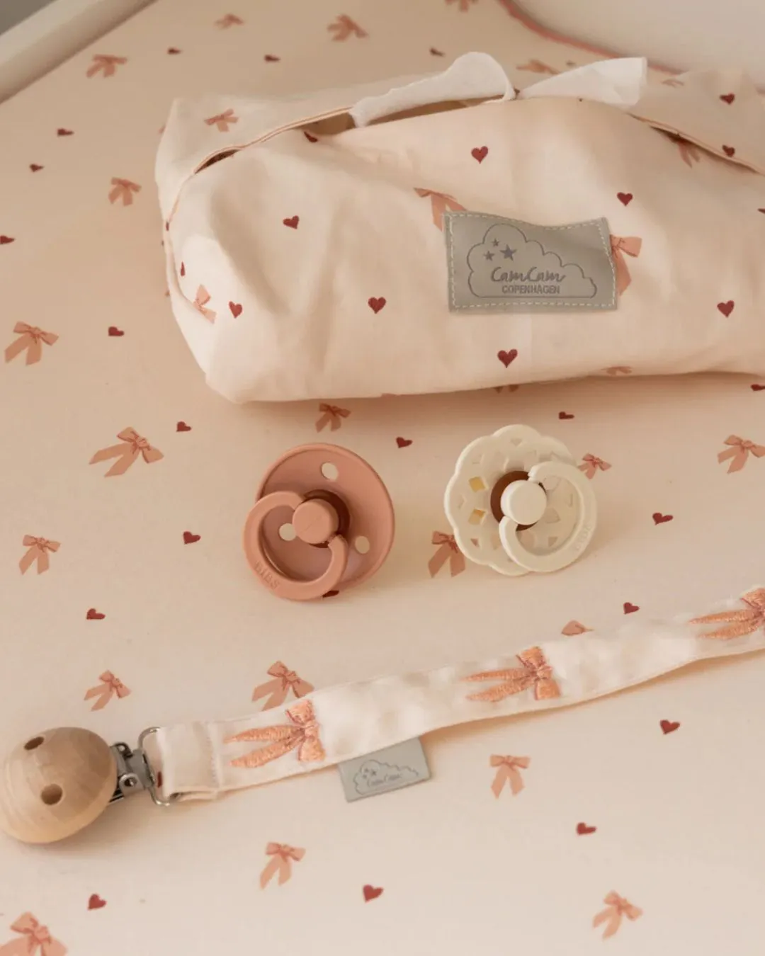 Cam Cam Copenhagen - zawieszka do smoczka dla niemowląt GOTS Bows