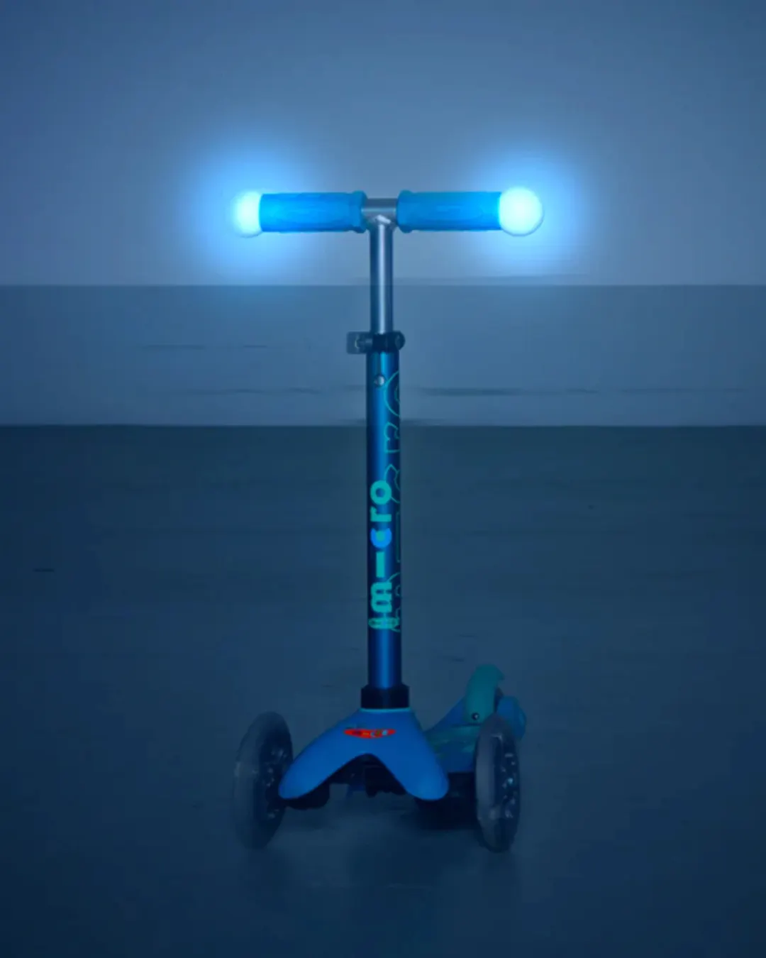 Micro - hulajnoga ze świecącymi kołami i rączkami Mini Micro Deluxe Magic LED Aqua Micro - hulajnoga ze świecącymi kołami i rączkami Mini Micro Deluxe Magic LED Aqua