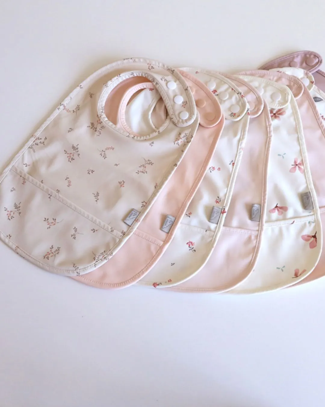 Cam Cam Copenhagen - śliniak z kieszonką 2-szt. Windflower Creme/Blossom Pink