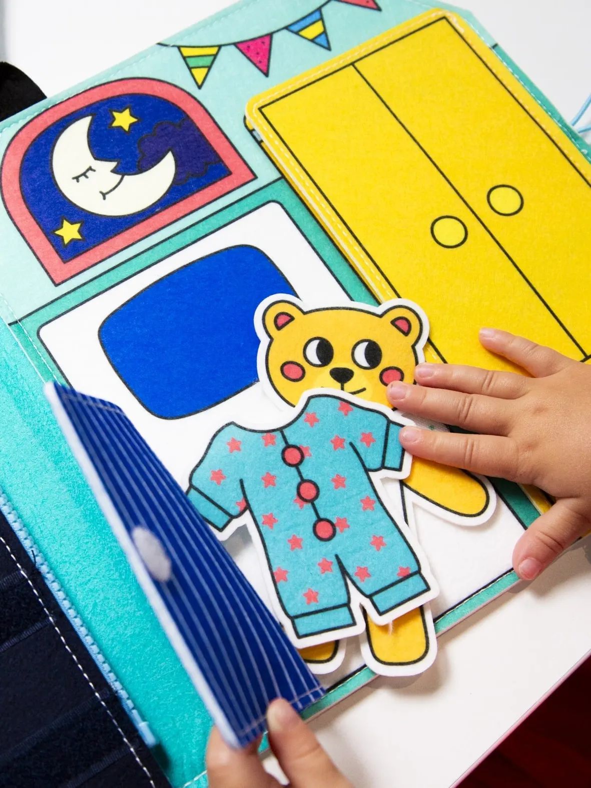 OMY - Montessori miękka książka aktywizująca Mój Dzień OMY - Montessori miękka książka aktywizująca Mój Dzień