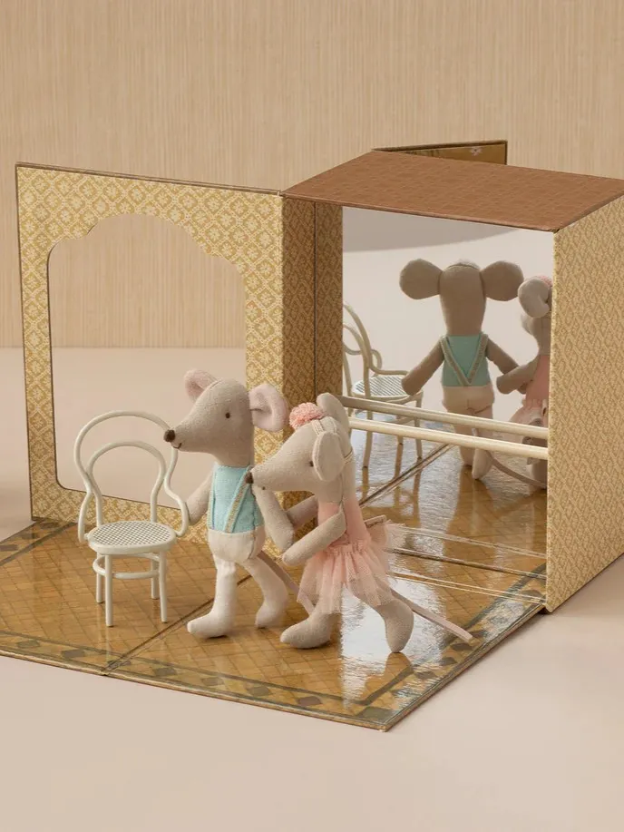 Maileg - myszki baletowe w studiu tanecznym, mała siostra i brat