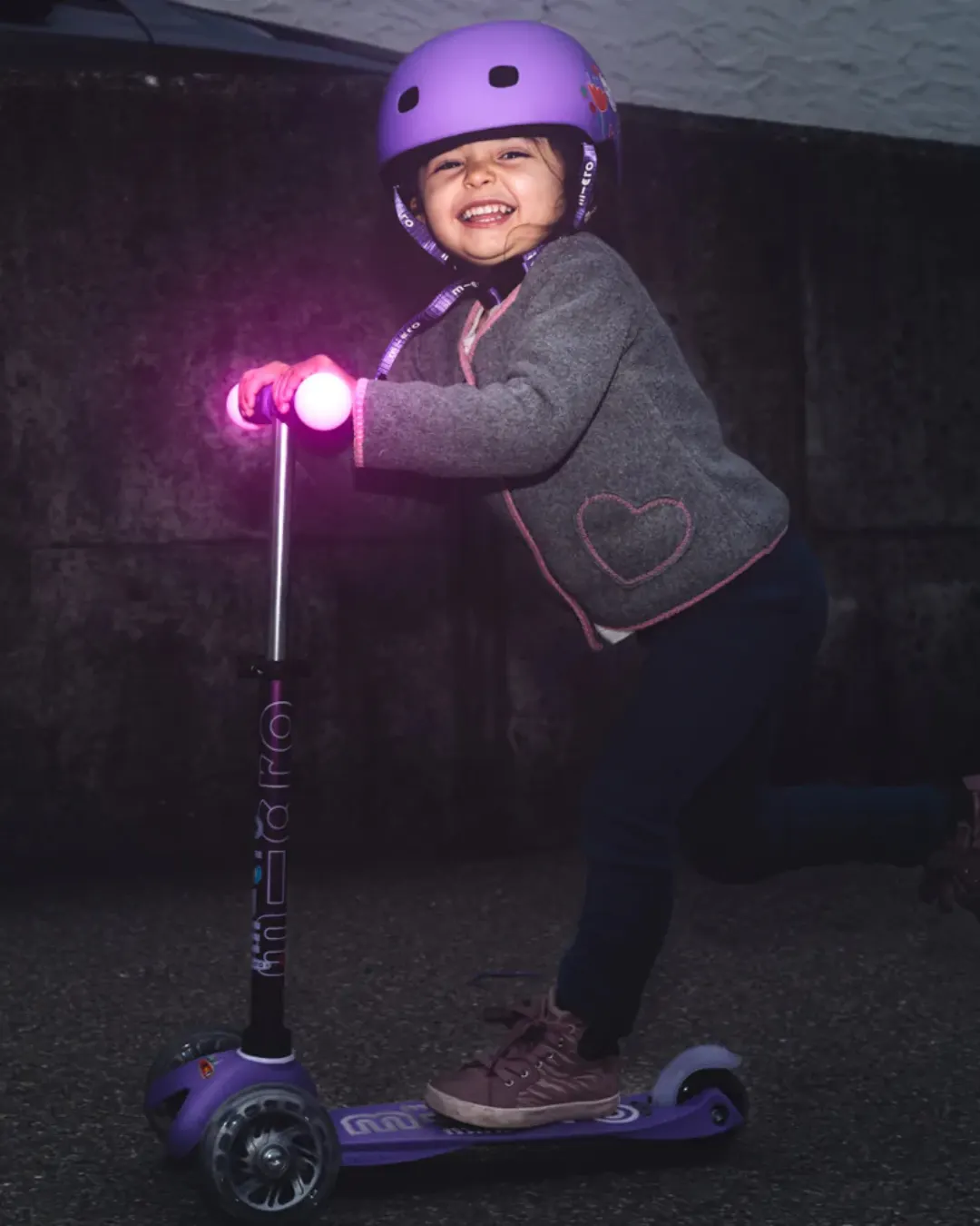 Micro - hulajnoga ze świecącymi kołami i rączkami Mini Micro Deluxe Magic LED Purple Micro - hulajnoga ze świecącymi kołami i rączkami Mini Micro Deluxe Magic LED Purple