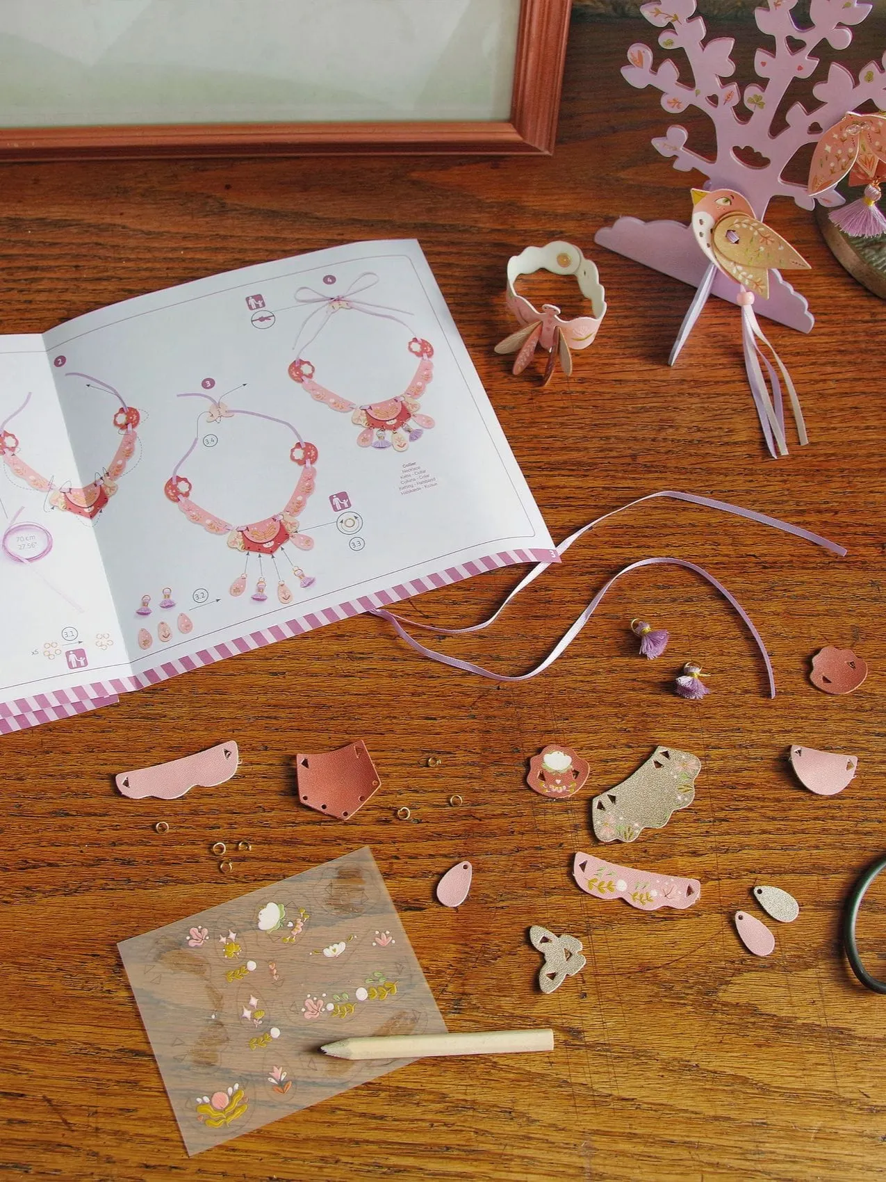 Djeco - zestaw zrób to sam - komplet biżuterii Ptaszek Djeco - zestaw zrób to sam - komplet biżuterii Ptaszek