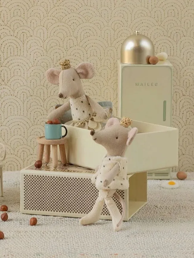 Maileg - Królewskie Bliźniacze Myszy: Mała Siostra i Brat w pudełku po zapałkach Maileg - Królewskie Bliźniacze Myszy: Mała Siostra i Brat w pudełku po zapałkach