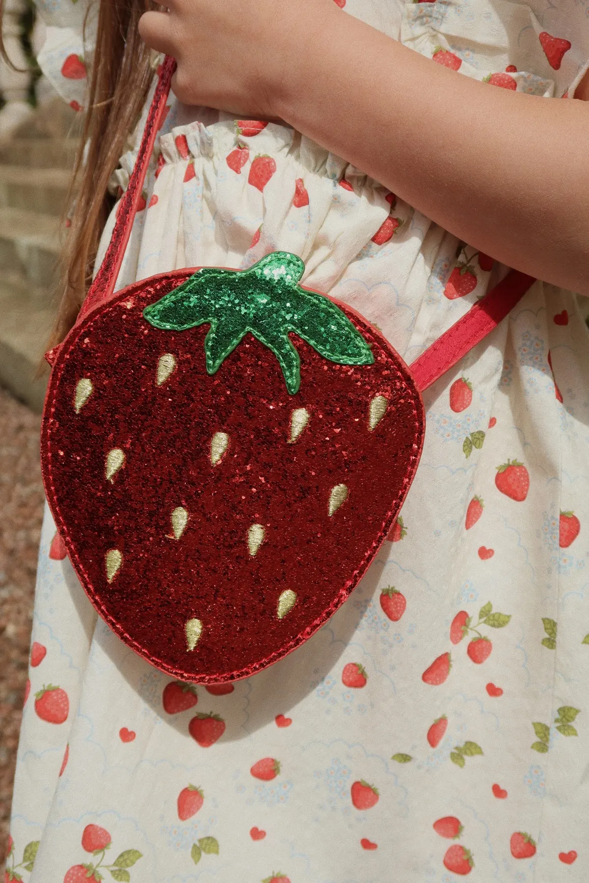 Konges Sløjd - torebka dziecięca Tut strawberry shoulder bag barbados cherry Konges Sløjd - torebka dziecięca Tut strawberry shoulder bag barbados cherry