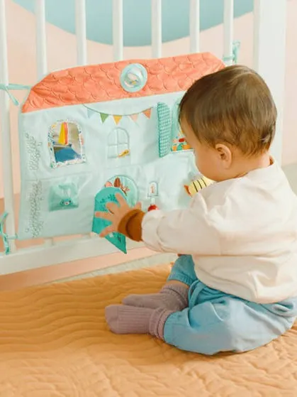 Lilliputiens - miękka tablica aktywizująca do zabawy Domek Sarenki Stelli i Smoka Joe Lilliputiens - miękka tablica aktywizująca do zabawy Domek Sarenki Stelli i Smoka Joe