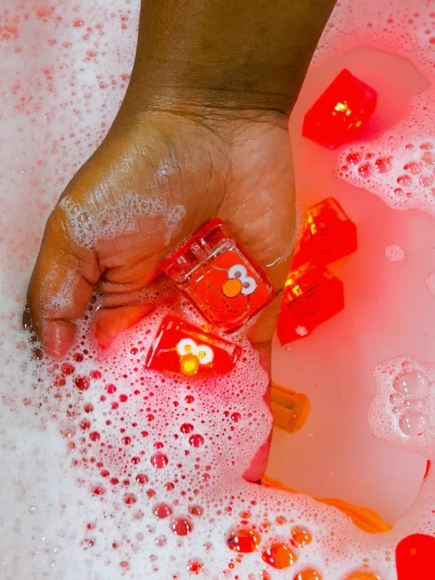 Glo Pals - kostki sensoryczne świecące w wodzie Elmo Ulica Sezamkowa Glo Pals - kostki sensoryczne świecące w wodzie Elmo Ulica Sezamkowa