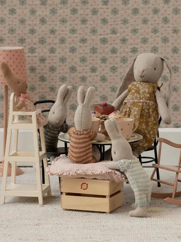 Maileg - stół jadalny z 2 krzesłami dla lalek