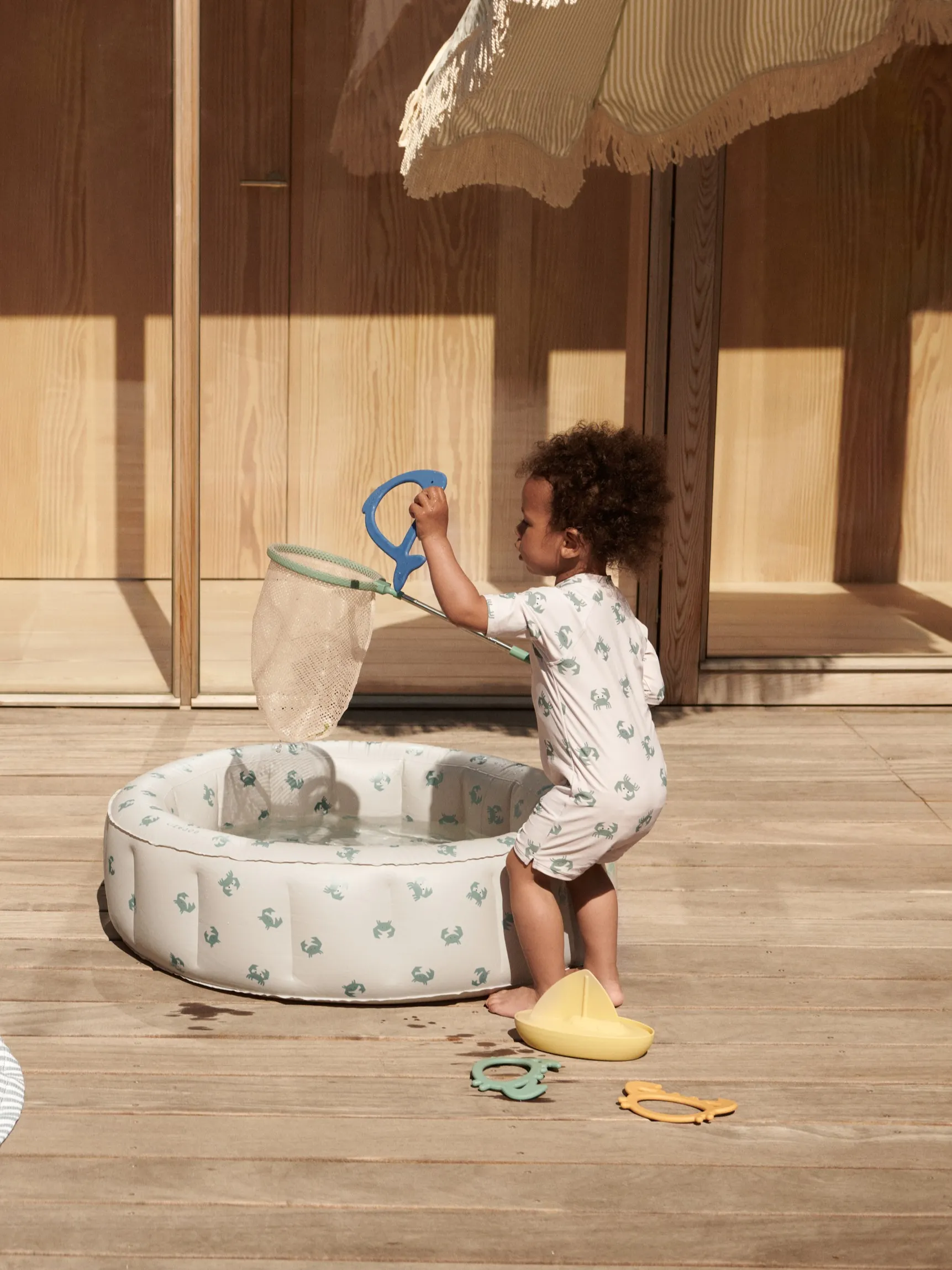 Liewood - kombinezon kąpielowy z krótkim rękawem UV Max Printed crab sandy Liewood - kombinezon kąpielowy z krótkim rękawem UV Max Printed crab sandy