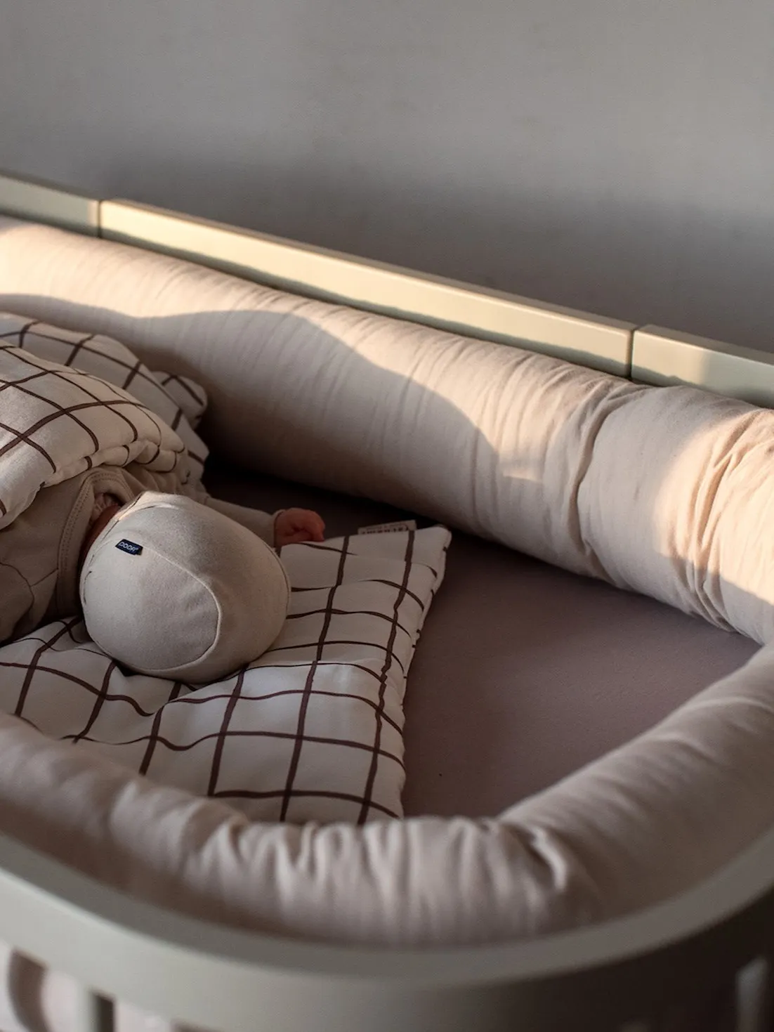 Poofi - ochraniacz do łóżeczka latte Poofi - ochraniacz do łóżeczka latte