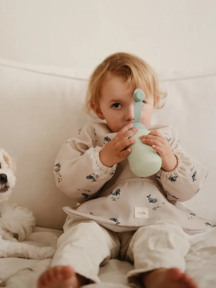 Mushie - śliniak wodoodporny z długim rękawem i kieszonką Whales