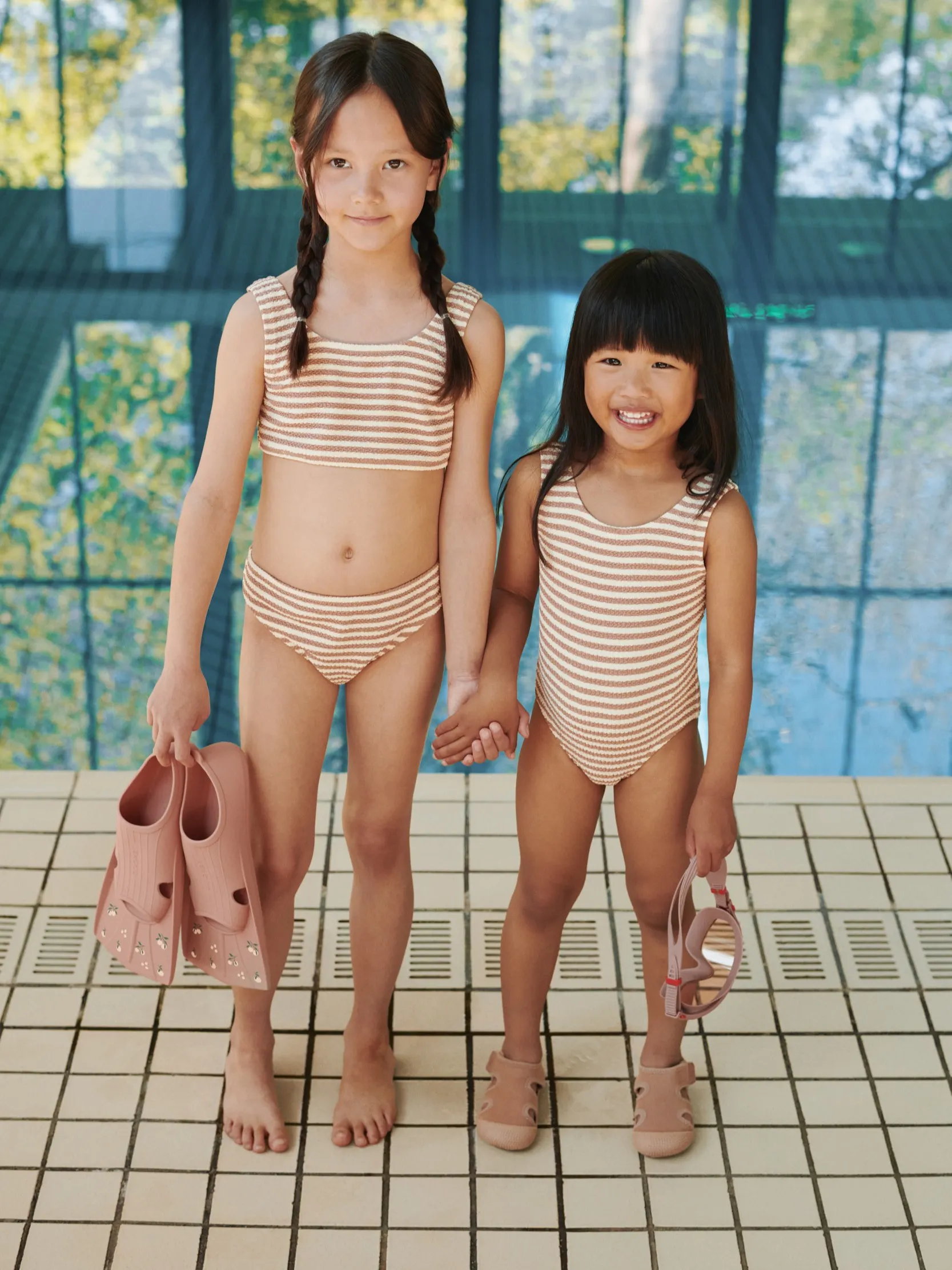 Liewood - klasyczne płetwy pływackie Gustav Printed Peach / Tuscany rose