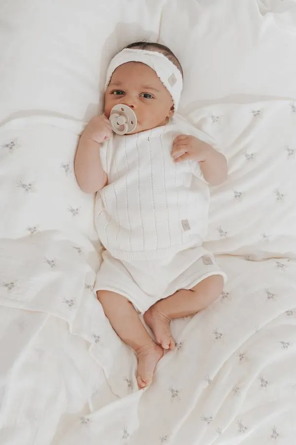 Bamboom - dzianinowa bluzka niemowlęca w paski z krótkim rękawem zapinana na plecach biała Bamboom - dzianinowa bluzka niemowlęca w paski z krótkim rękawem zapinana na plecach biała