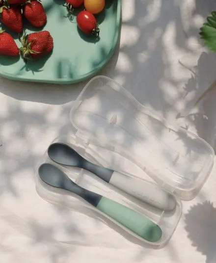 Beaba - zestaw 2 łyżeczek silikonowych w podróżnym etui 4m+ (2 szt.) Mineral Grey Beaba - zestaw 2 łyżeczek silikonowych w podróżnym etui 4m+ (2 szt.) Mineral Grey