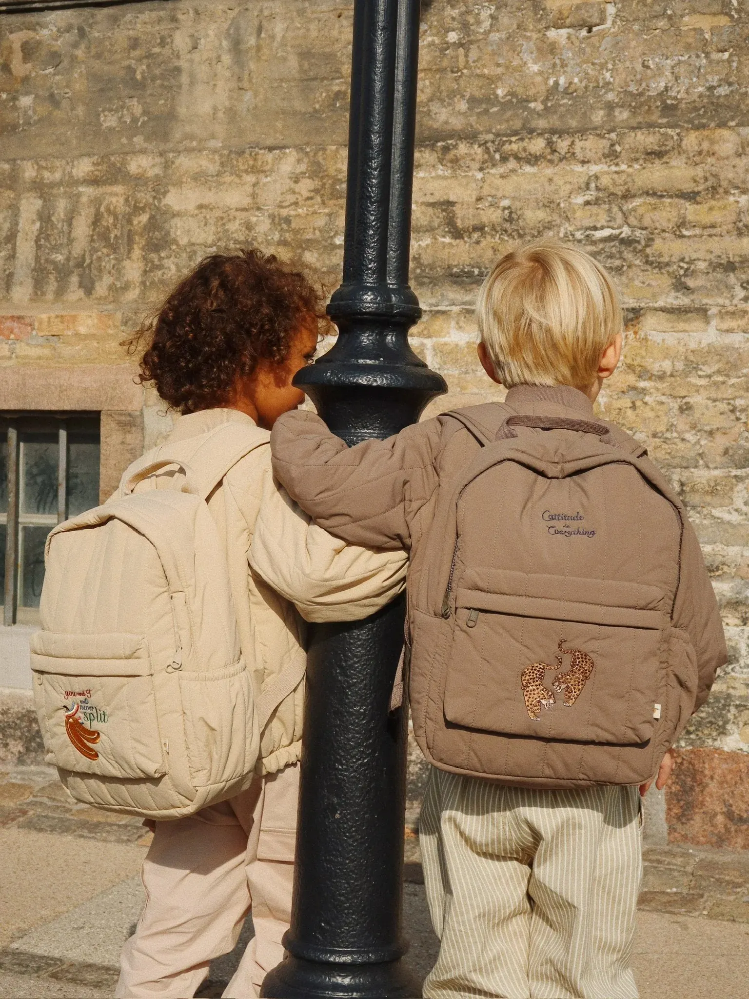 Konges Sløjd - pikowany plecak dla dzieci Juno Quilted Backpack Midi Walnut Konges Sløjd - pikowany plecak dla dzieci Juno Quilted Backpack Midi Walnut