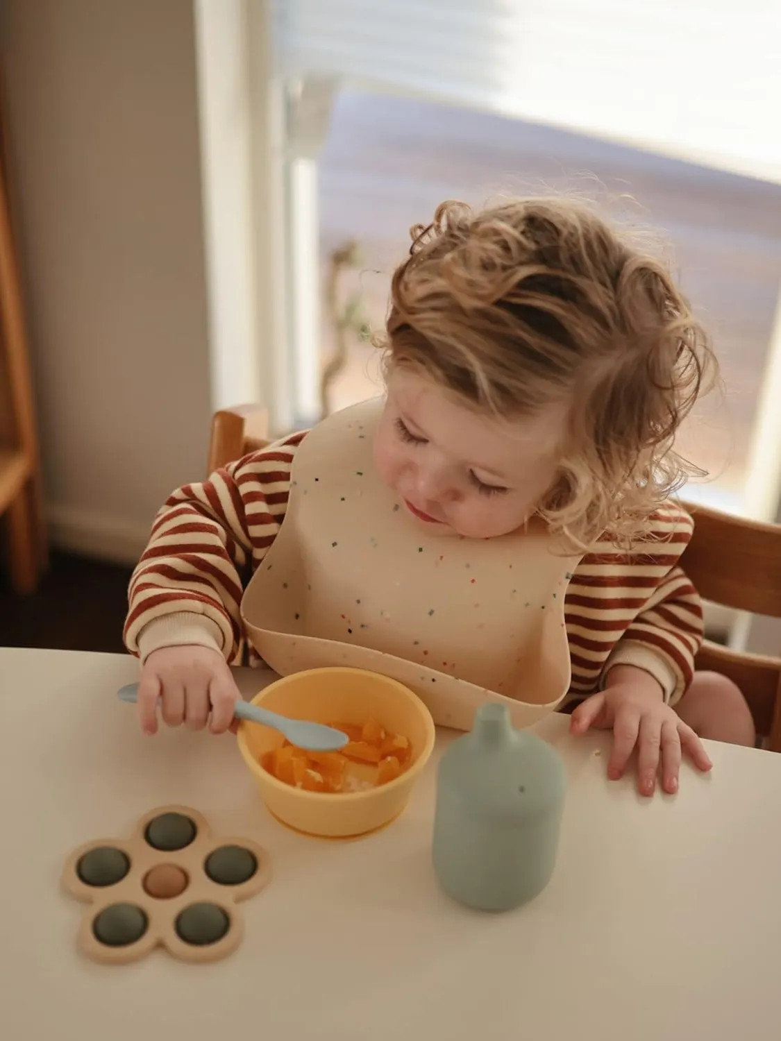 Mushie - miseczka silikonowa z przyssawką Pale Daffodil