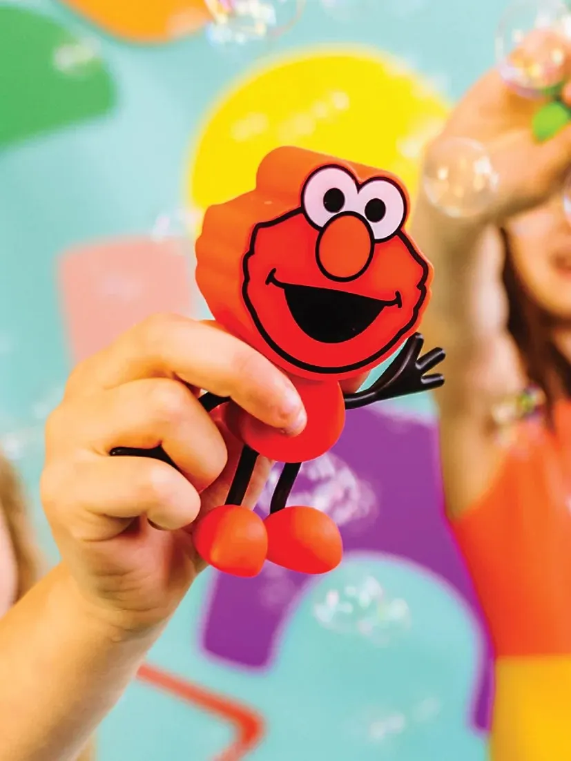 Glo Pals - postać do kąpieli Elmo z dwiema kostkami sensorycznymi świecącymi w wodzie Glo Pals - postać do kąpieli Elmo z dwiema kostkami sensorycznymi świecącymi w wodzie