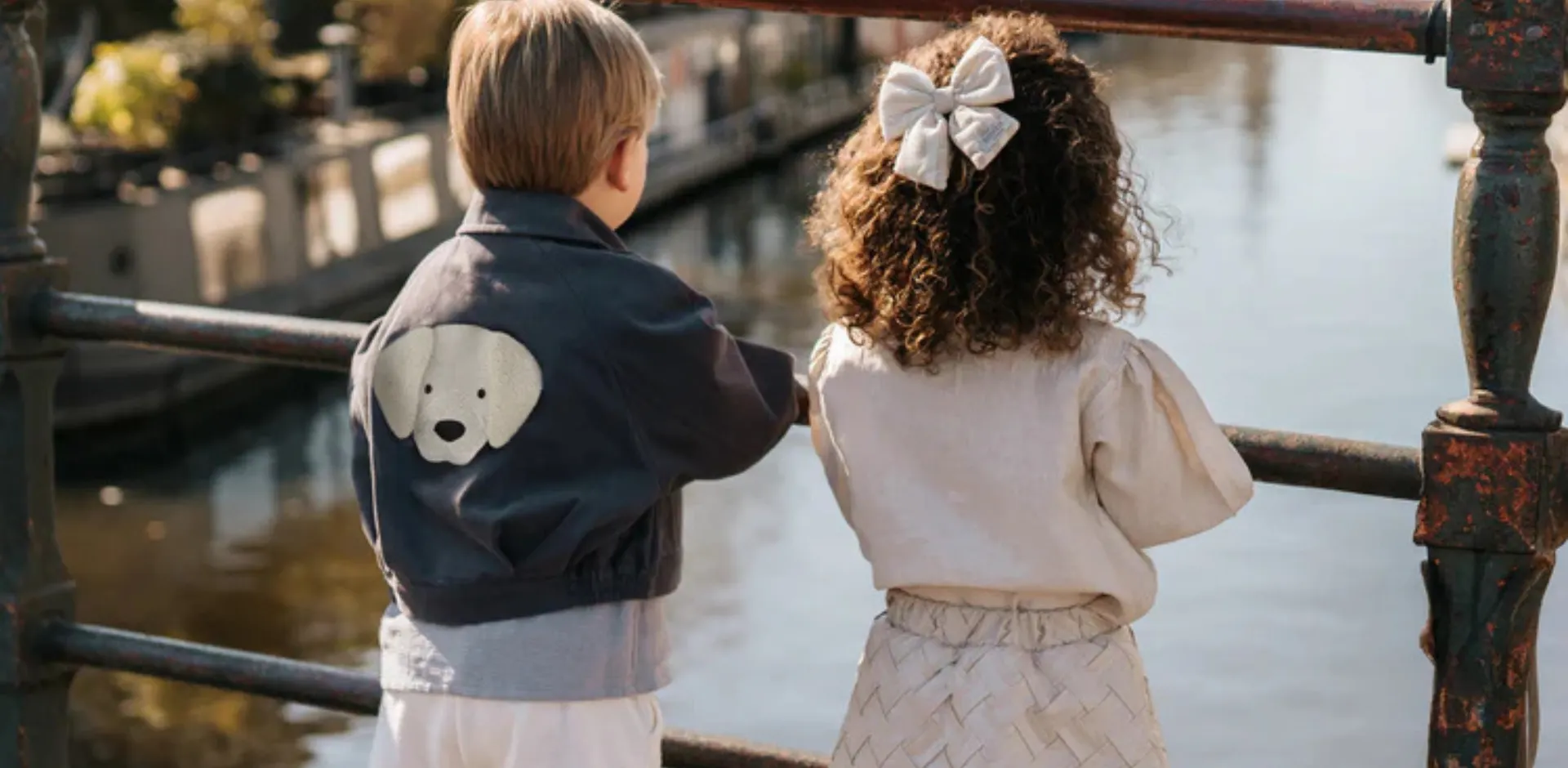 Ubrania dla dzieci na Wielkanoc – eleganckie stylizacje na świąteczny czas