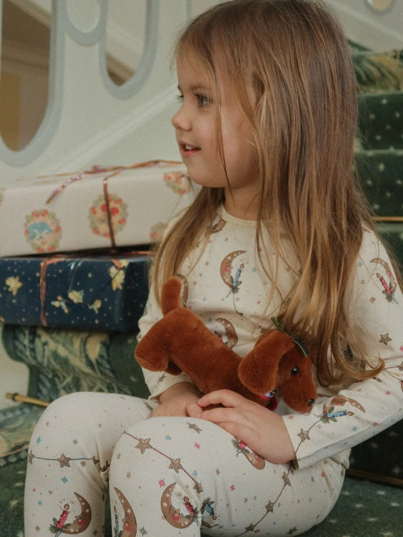 Pluszowy piesek Konges Sløjd z domkiem Pluszowy piesek Konges Sløjd z domkiem