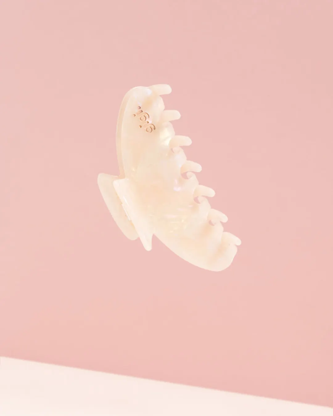 My name is Gigi Paris - klamra do włosów Banana Hair Clip Nacre My name is Gigi Paris - klamra do włosów Banana Hair Clip Nacre
