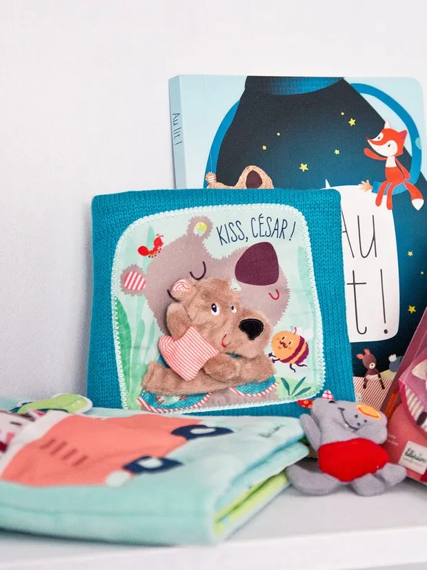 Lilliputiens - książeczka aktywizująca z pacynką na paluszek Buziaki dla Cezara Niedźwiadek Cesar