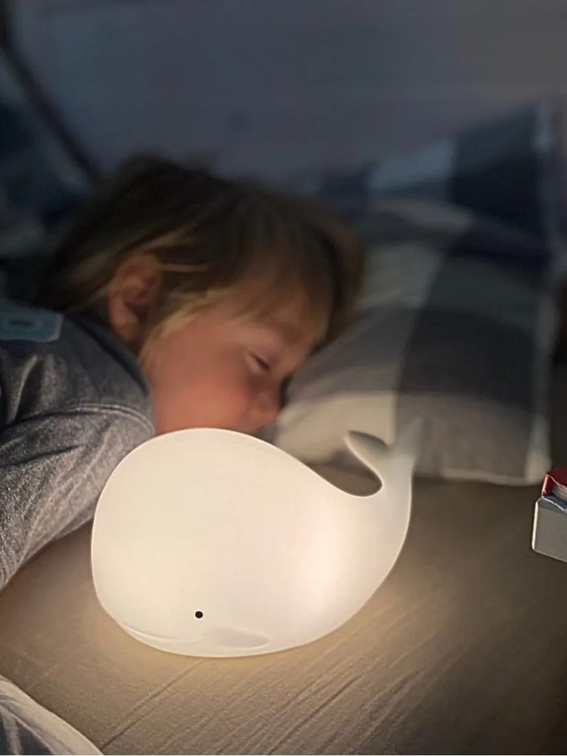 Rabbit & Friends - wieloryb lampka silikonowa z pilotem biała