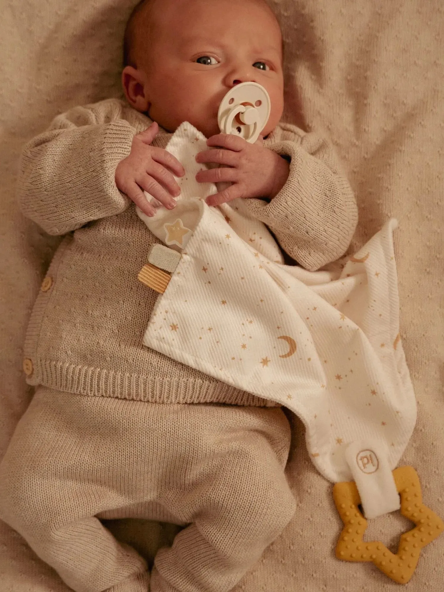 Little Dutch - przytulaczek z zawieszką do smoczka i gryzakiem Newborn Naturals Little Dutch - przytulaczek z zawieszką do smoczka i gryzakiem Newborn Naturals