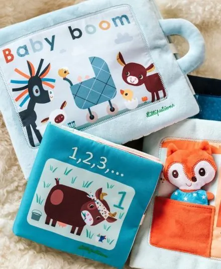 Lilliputtiens - miękka książeczka aktywizująca z mini - przytulanką „Dzień dobry, mały lisku” Lilliputtiens - miękka książeczka aktywizująca z mini - przytulanką „Dzień dobry, mały lisku”