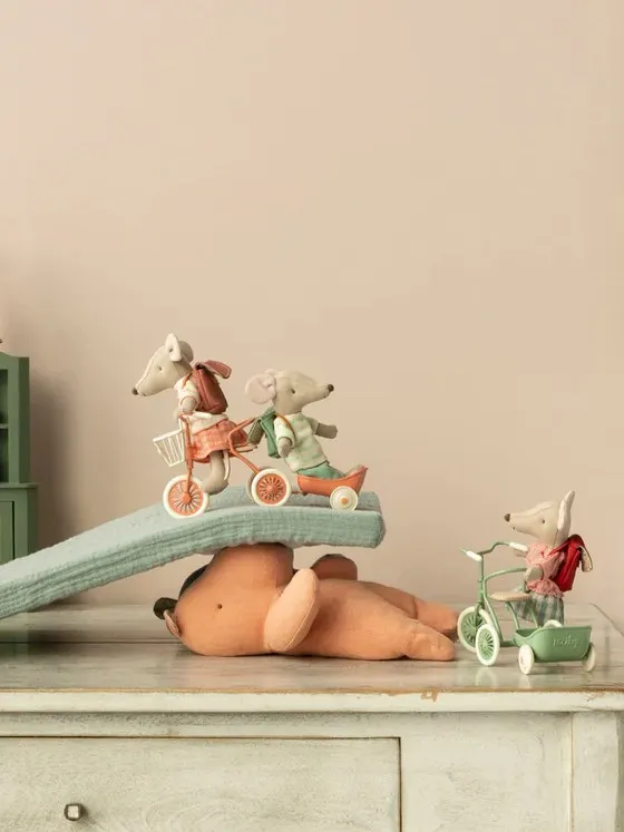 Maileg - trójkołowy rowerek dla myszek Coral