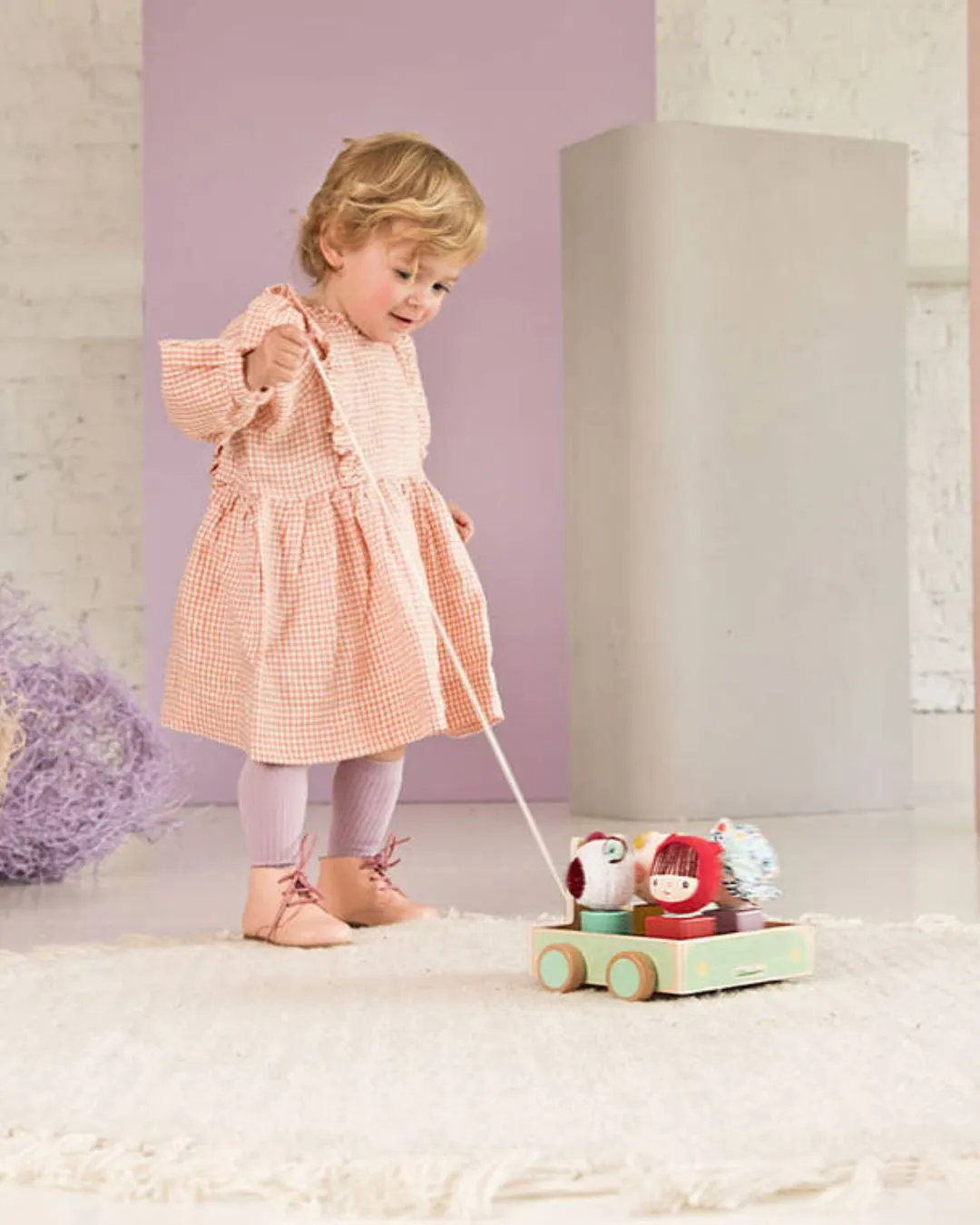 Lilliputiens - drewniany wózek do ciągnięcia dla dzieci z sorterem Wilk Louis Lilliputiens - drewniany wózek do ciągnięcia dla dzieci z sorterem Wilk Louis