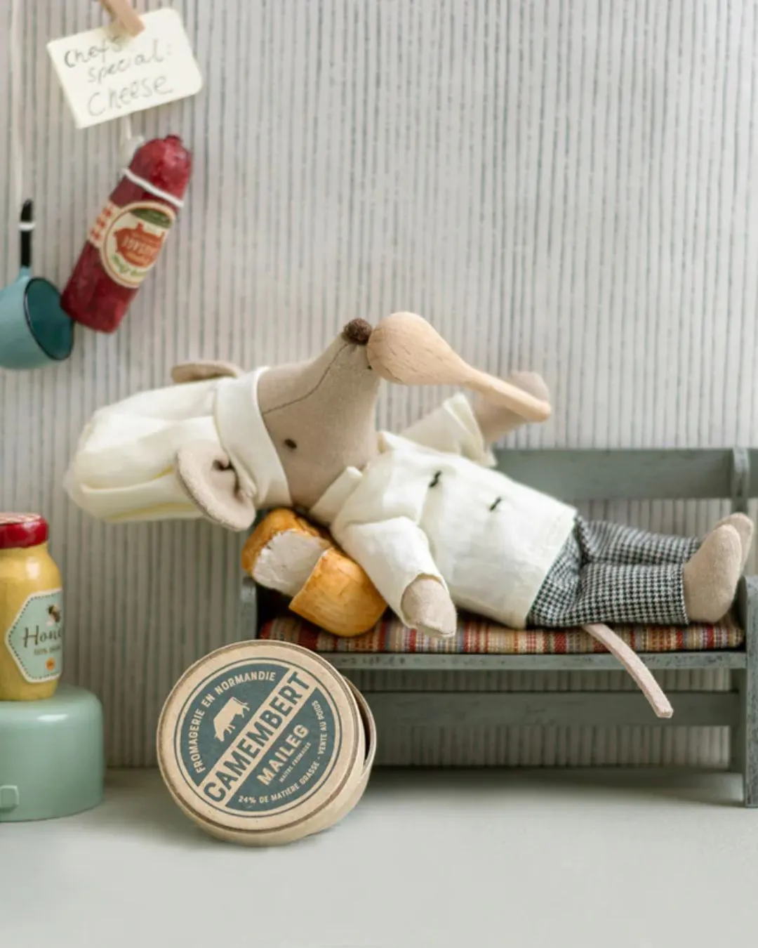 Maileg - myszka szef kuchni z garnkiem i łyżką Chef mouse Maileg - myszka szef kuchni z garnkiem i łyżką Chef mouse