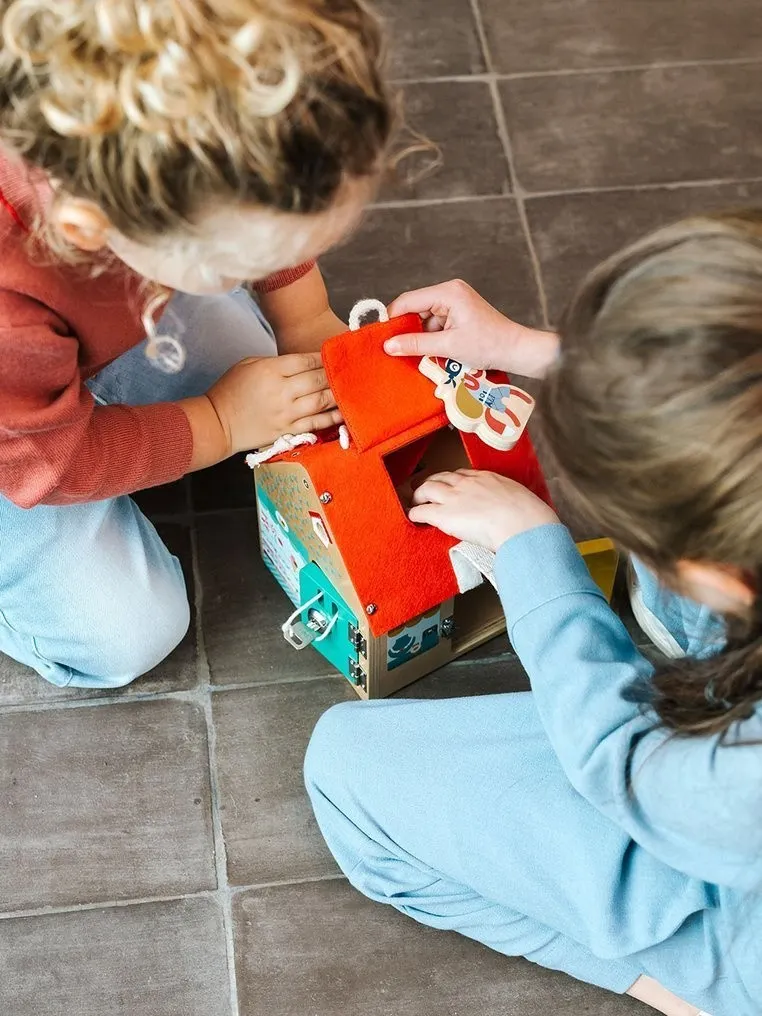 Lilliputiens - drewniany domek manipulacyjny z zamkami Lisek Włamywacz Lilliputiens - drewniany domek manipulacyjny z zamkami Lisek Włamywacz