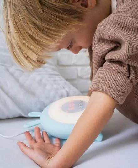 Rabbit & Friends - królik lampka budząca światłem Niebieski